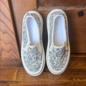 Slip-On Shoes with Black and White Design - SHEIN